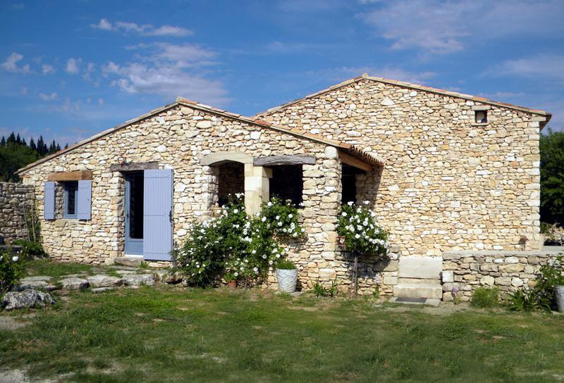 Stone house facing the Luberon mountain